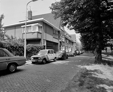 855889 Gezicht op de voor- en zijgevel van de door de Utrechtse architect Gerrit Rietveld ontworpen voormalige ...